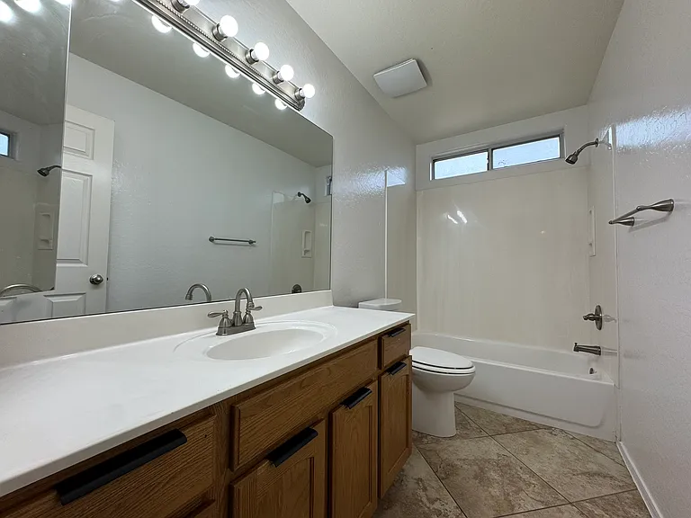 3201 W Paradise Ln — Photo 9