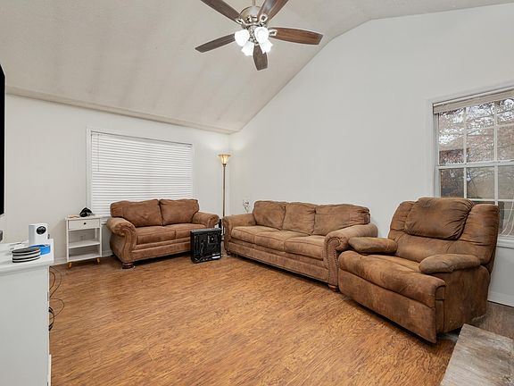 3rd image of 104 Sanford Ct