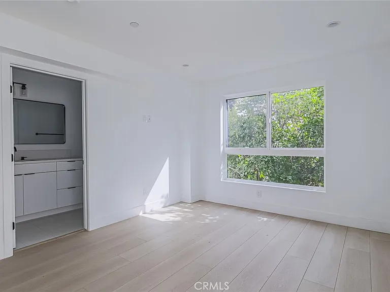 11810 Gilmore St — Photo 29