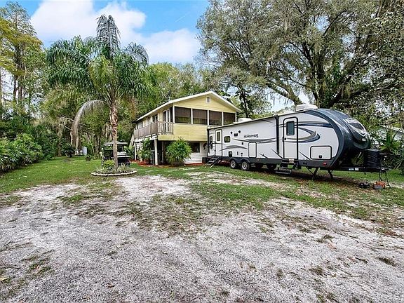 3rd image of 17506 Darby Ln