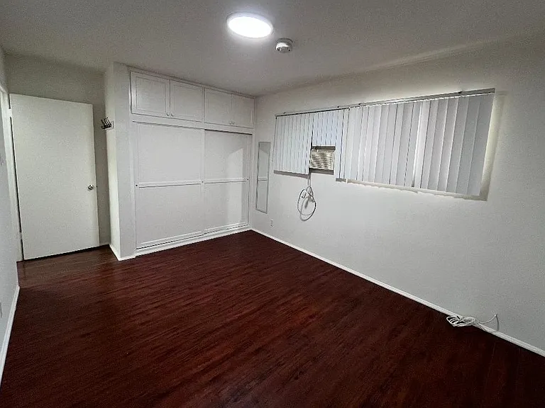 15943 Victory Blvd #2 — Photo 8