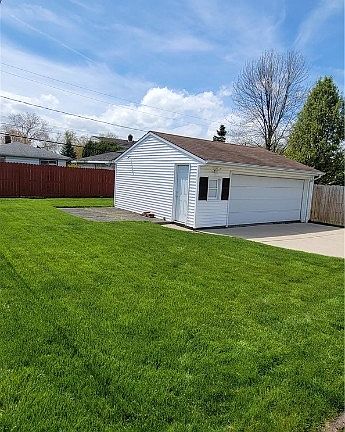 5th image of 19337 Hipple Ave