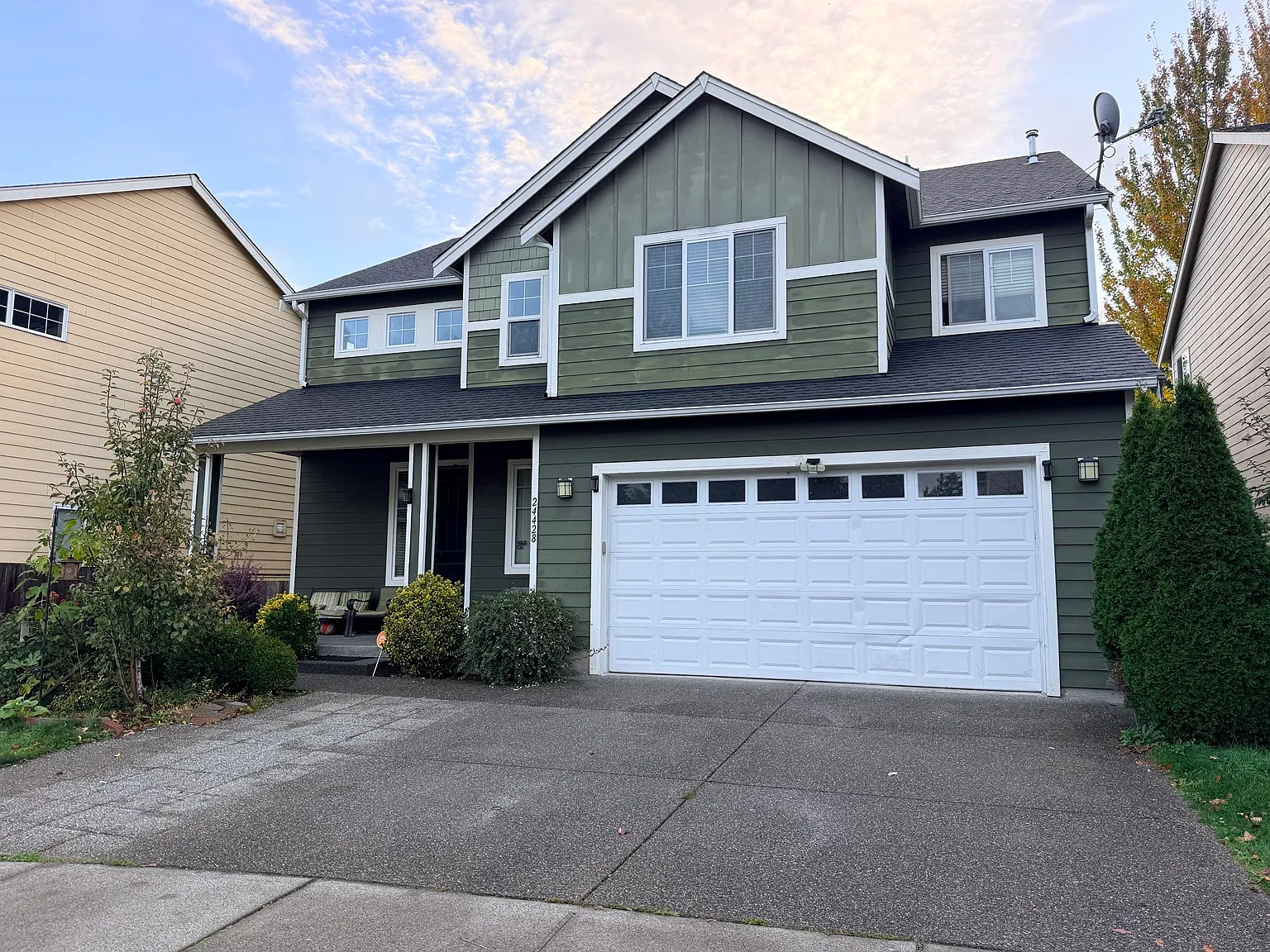 4 bed, 2.5 bath, 2210 sqft, $4,000 — Photo 1