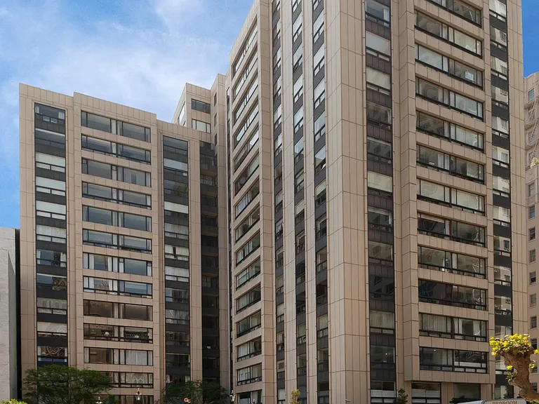 This is a view of the building from the outside. A place within the city, the perfect spot for you!