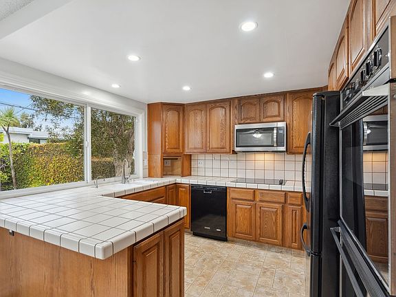 3rd image of 1655 Catalina Ave