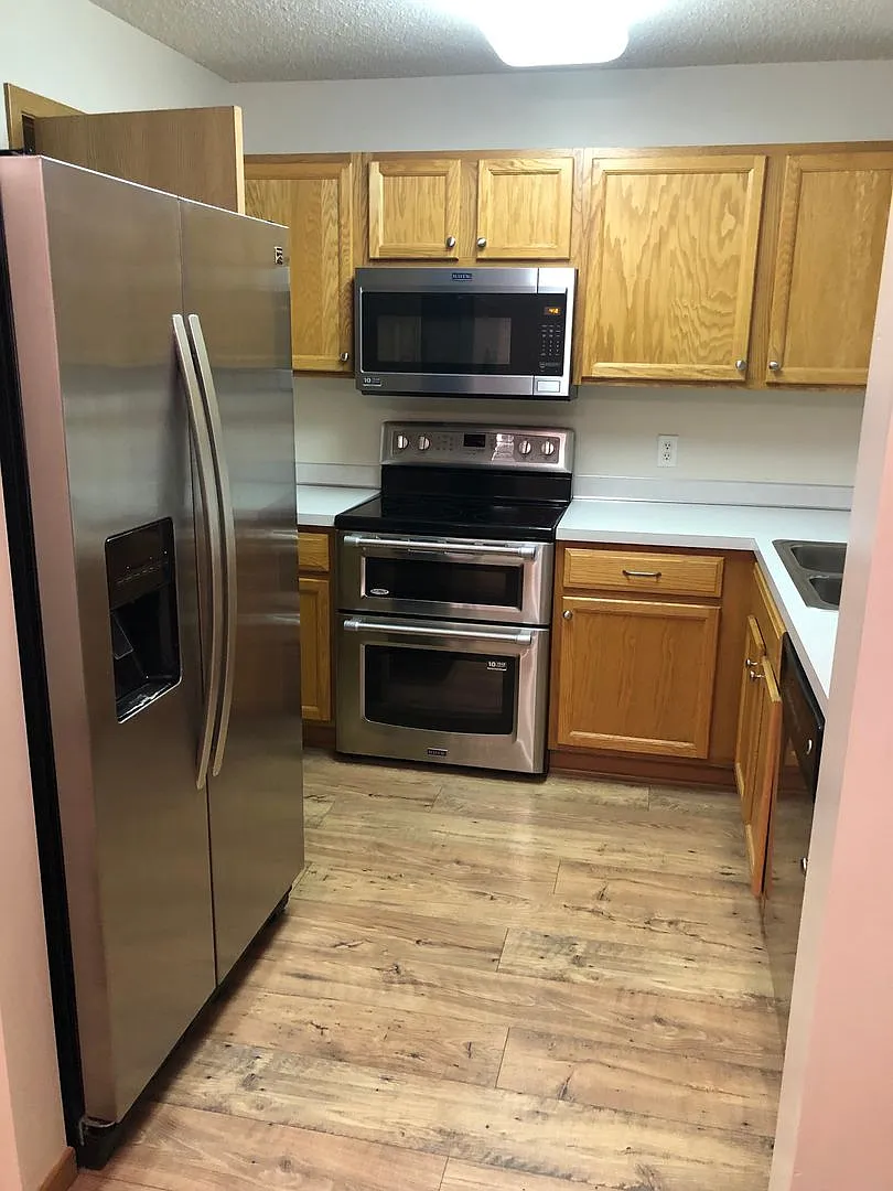 Chanhassen Townhouse - 2 bed & 1.5 Ba — Photo 2