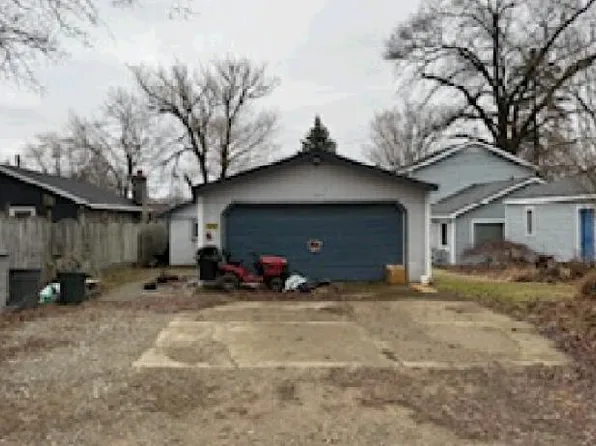 1944 Clubview Dr, Highland, MI 48356