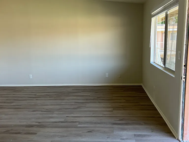 1021 E Cypress Ave — Photo 12