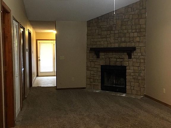 Living room/fireplace