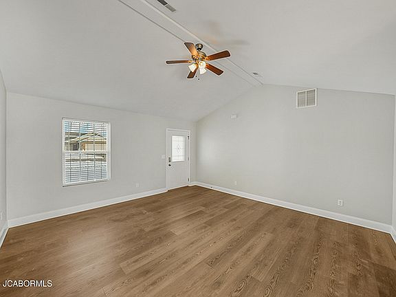 4th image of 208 Alma Dr