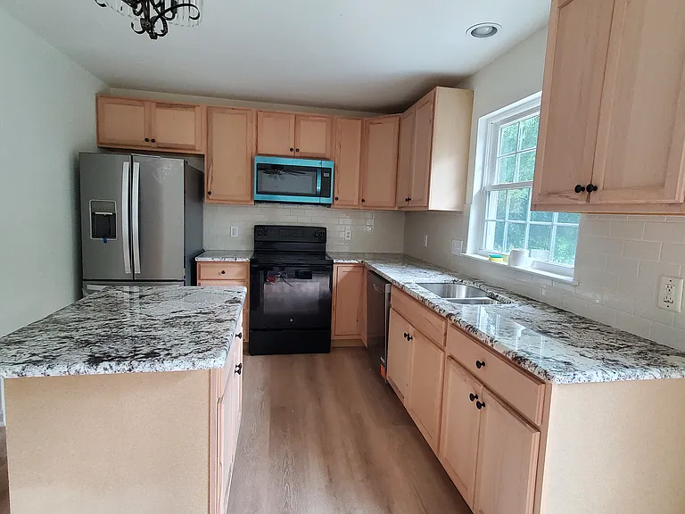 204 N Bridlewood Dr — Photo 2