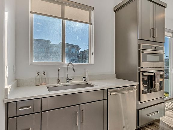5th image of 717 W Wynwood Dr