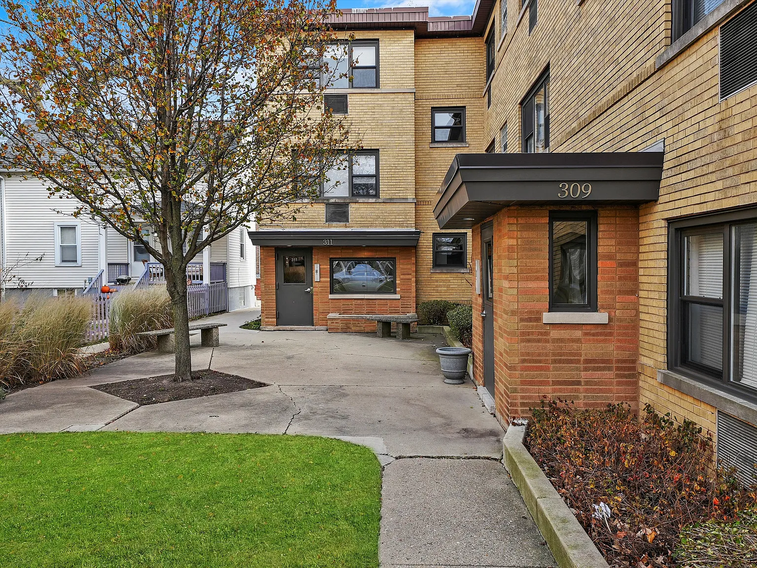 Spacious 1 Bedroom near St. Francis Hospital! — Photo 2