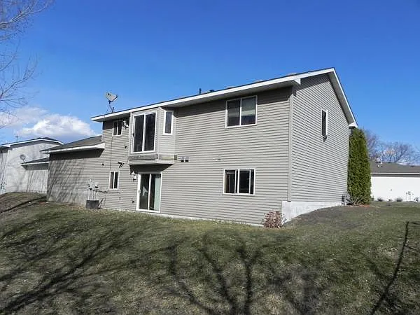 4 bed, 1900 sqft, $2,000 — Photo 2