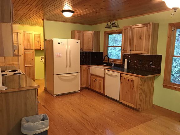 3rd image of 160 Emerald Dr