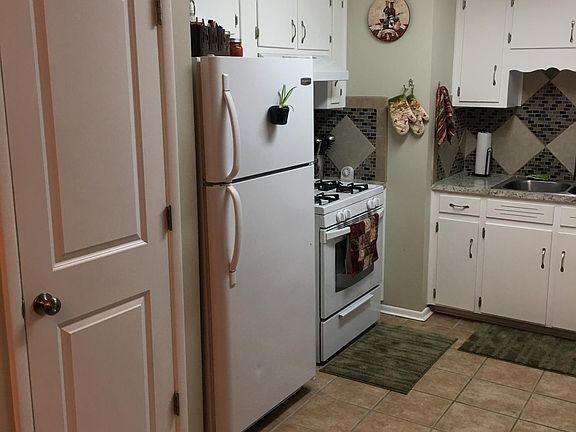 Kitchen, gas stove, dishwasher