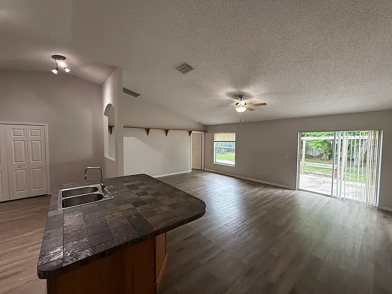 548 SW Undallo Rd — Photo 5