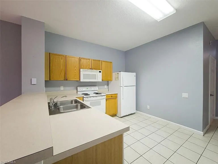 2332 Silver Palm Dr — Photo 4
