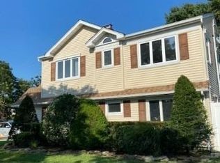 1 Ramble Ln, Levittown, NY 11756
