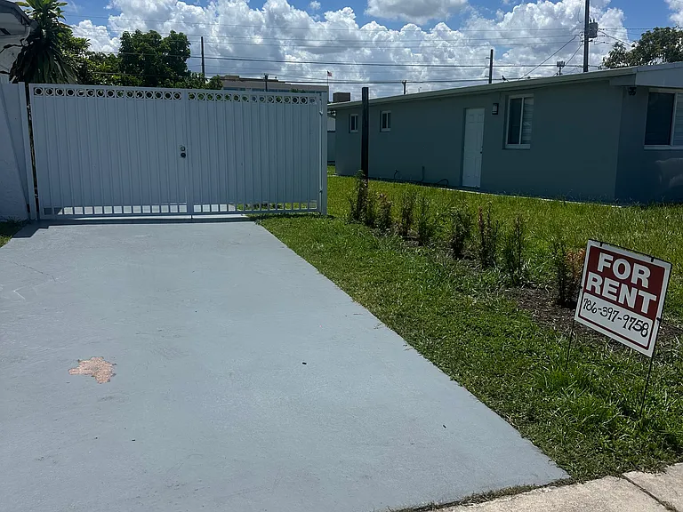 4100 SW 115th Ave — Photo 1