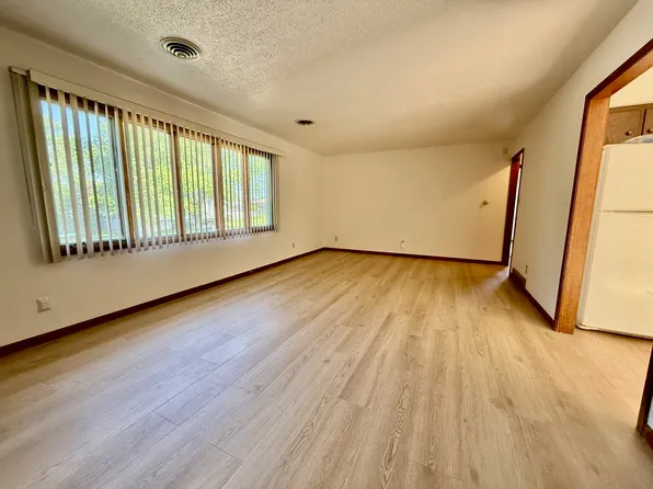 814 Cedar River Dr NW #C, Waverly, IA 50677