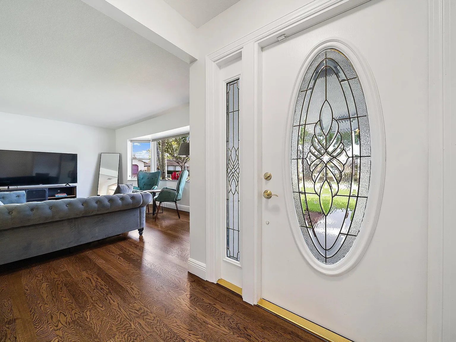 4 bed, 2.0 bath, 2652 sqft, $8,000 — Photo 3