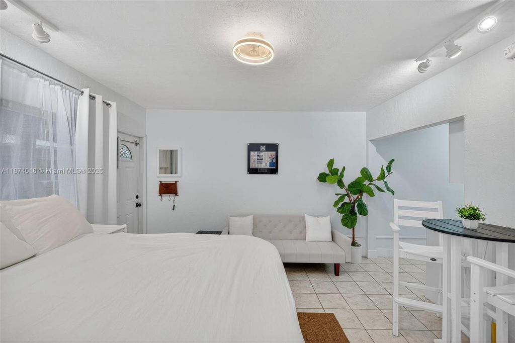 820 N Ocean Blvd APT 1, Pompano Beach, FL - More