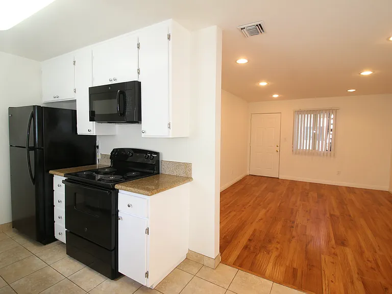 Nordhoff Apartments — Photo 10