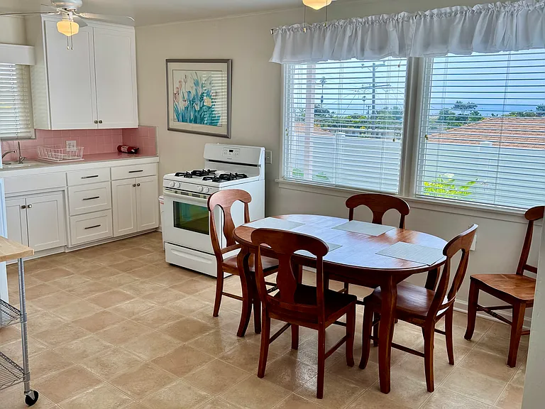 572 Harloe Ave — Photo 7