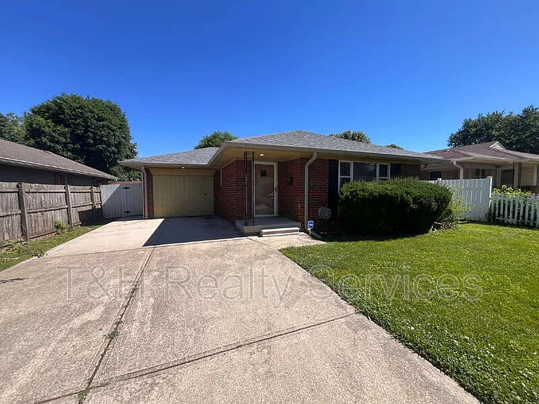 110 Pennsylvania Ct — Photo 1