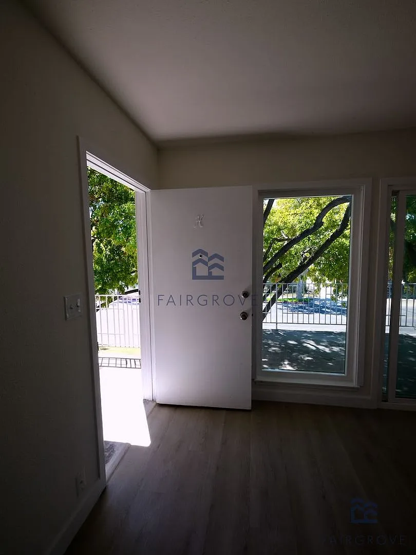7353 Comstock Ave — Photo 4