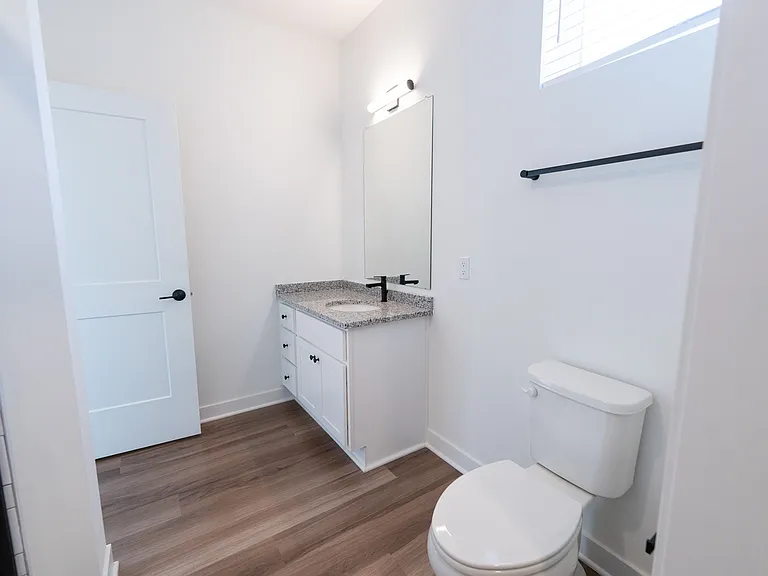 1460 Grant 1A Bathroom