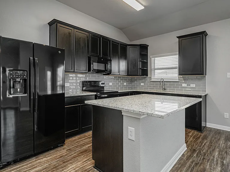 1368 Kingsgate Dr — Photo 11