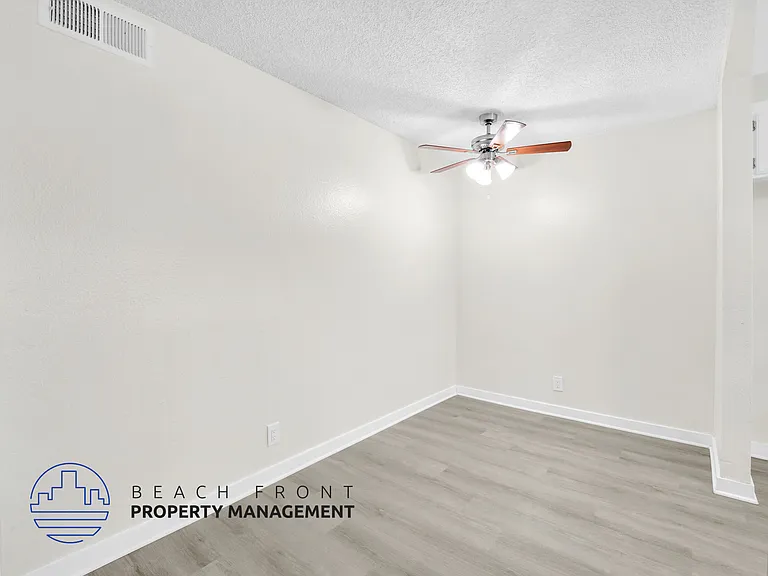 1635 Locust Ave — Photo 14