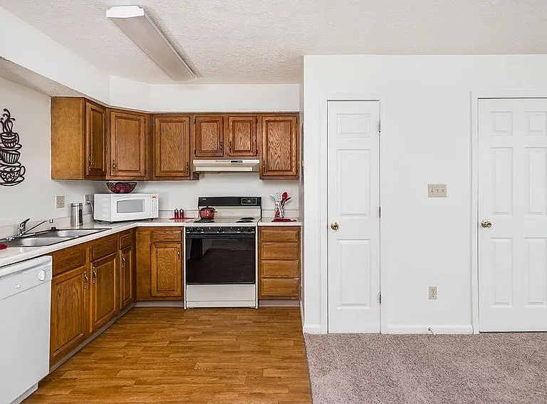 Hoosier Court Apartments — Photo 19