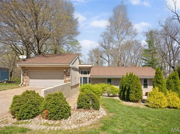 233 Persimmon Dr, Swansea, IL 62226