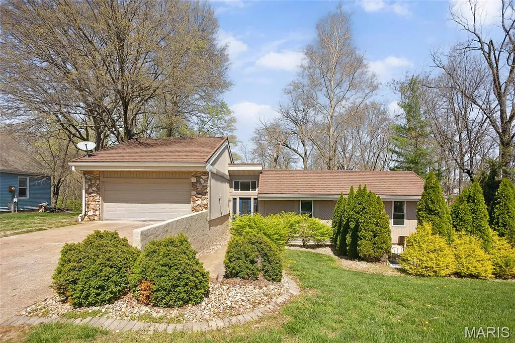 233 Persimmon Dr photo 1