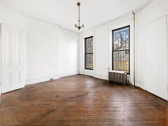 3rd image of 126 Ryerson St