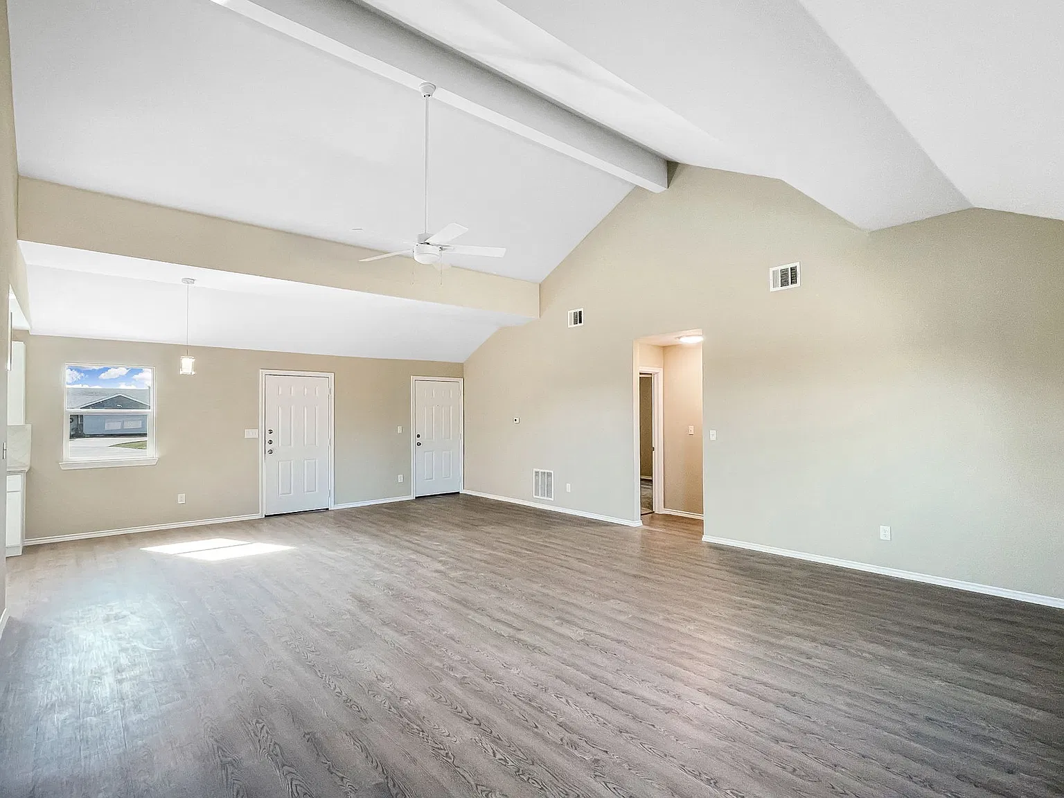 3 bed, 2.0 bath, 1400 sqft, $1,900 — Photo 3