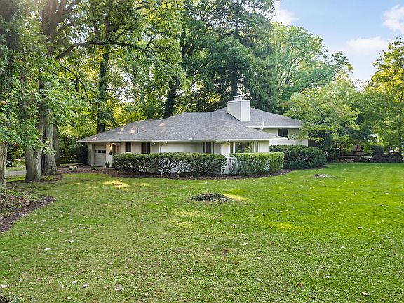 3rd image of 640 Yaronia Dr S