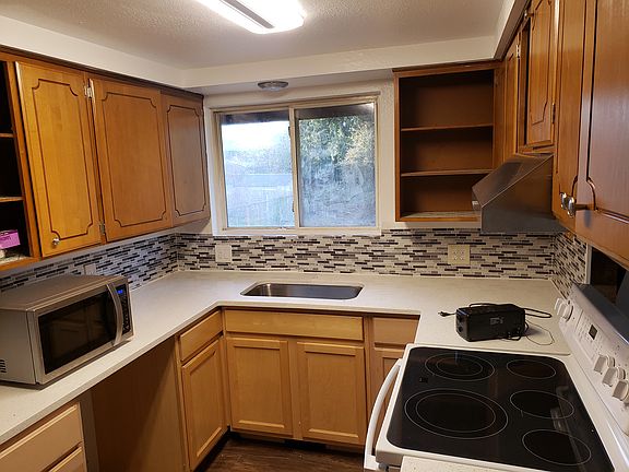 5th image of 825 Tilden Ave #8