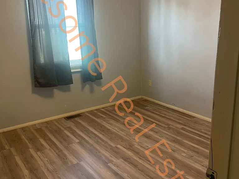 927 Lincoln Dr — Photo 9
