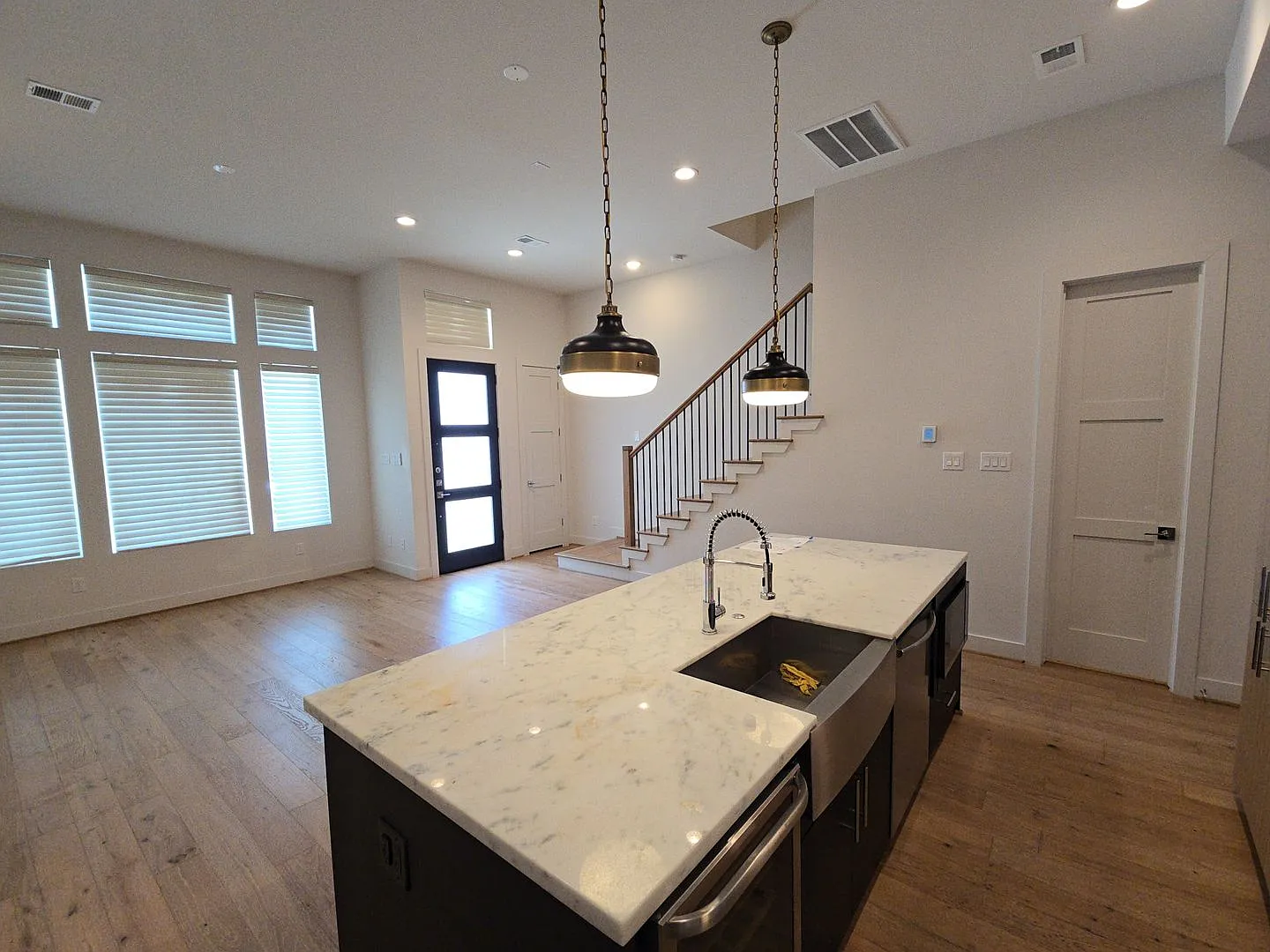 2414 Gray St - Ask about our No Cash Security Deposit Option — Photo 4