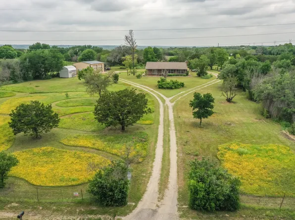 555 Embers Ln, Weatherford, TX 76085