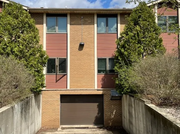 1168 Lowell Dr, Oconomowoc, WI 53066