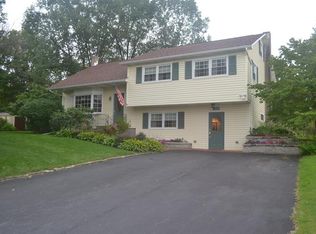 2095 Pleasant View Dr, Stroudsburg, PA 18360