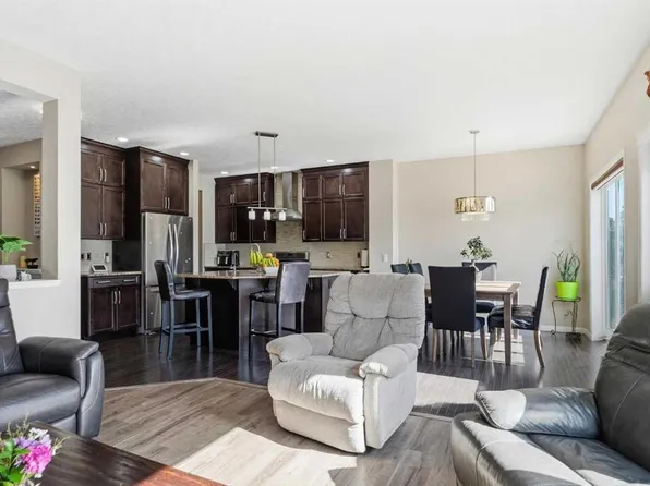 19 Hillcrest Line SW, Airdrie, AB T4B 4B1