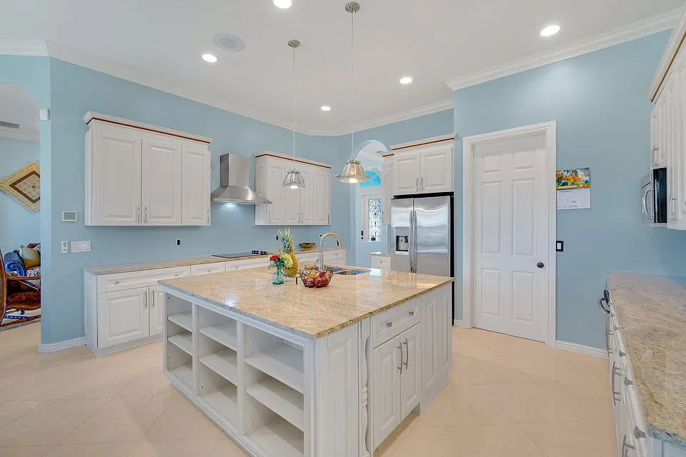 4 bed, 2.0 bath, 3169 sqft, $3,000 — Photo 2