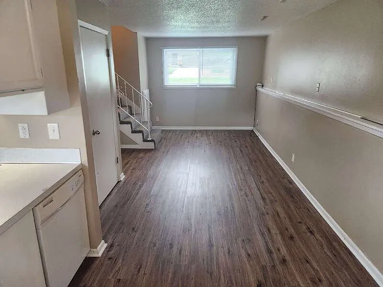 1010 Linden Dr — Photo 5