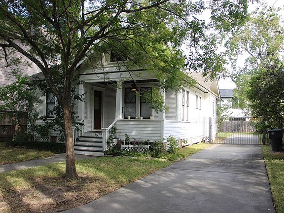 Front of home (viewed from end of driveway). Gate can be secured with lock (tenant provided).